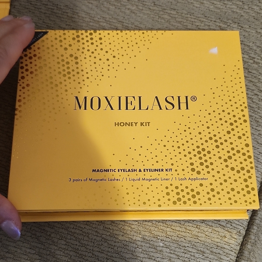 MoxieLash Honey Kit - Magnetic Eyelash & Eyeliner Set in Yellow